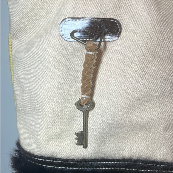 Sixtease Chic Cream and Black Tote with Key Accent - Picture 4 of 12